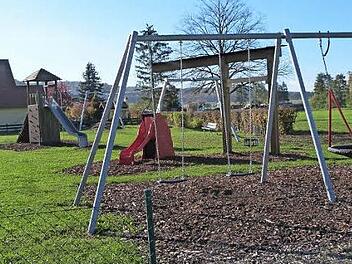 Die Kinder freuen sich: Der Geusfelder Kinderspielplatz wurde generalsaniert und einige neue Spielgeräte angeschafft.  Foto: heki