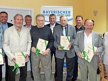 Sie halten dem TSV seit 50 Jahren die Treue: G&uuml;nther Weigel, Horst Zeilner, Willy Kirschner, Heinz P&ouml;hner, Heinrich Bock und Manfred Schr&ouml;der (von links, mit Urkunden). Es gratulieren die stellvertretenden Vorsitzenden Carsten B&ouml;hm und Alfred Wirth,Vorsitzender Gerald Weinrich und 2. B&uuml;rgermeisterin Michaela Schirmer.