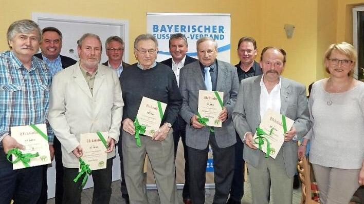 Sie halten dem TSV seit 50 Jahren die Treue: G&uuml;nther Weigel, Horst Zeilner, Willy Kirschner, Heinz P&ouml;hner, Heinrich Bock und Manfred Schr&ouml;der (von links, mit Urkunden). Es gratulieren die stellvertretenden Vorsitzenden Carsten B&ouml;hm und Alfred Wirth,Vorsitzender Gerald Weinrich und 2. B&uuml;rgermeisterin Michaela Schirmer.