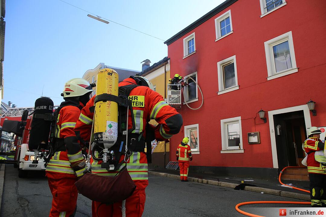 Sieben Verletzte bei Wohnhausbrand im Kreis Hof– 34-Jährige schwebt in Lebensgefahr