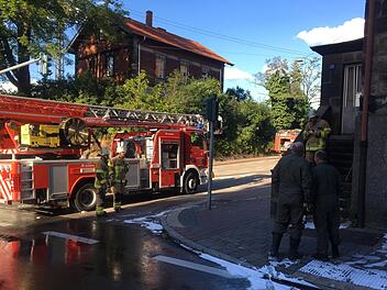 Am Freitagabend wurde die Feuerwehr in Fürth zu einem Feuer in der Schwachbacher Straße gerufen: In der "Pechhüttn" ist ein Brand ausgebrochen. Foto: NEWS5 / Schmelzer
