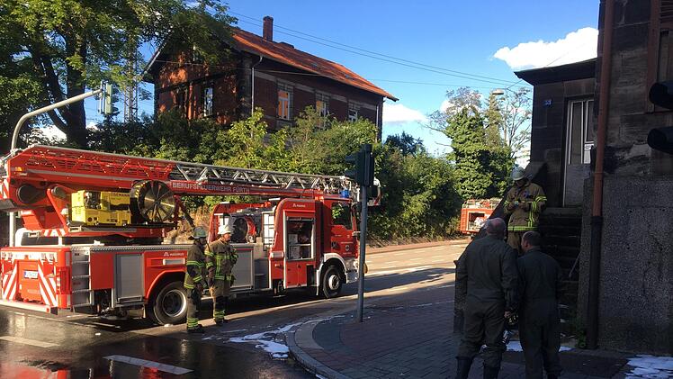 Am Freitagabend wurde die Feuerwehr in Fürth zu einem Feuer in der Schwachbacher Straße gerufen: In der "Pechhüttn" ist ein Brand ausgebrochen. Foto: NEWS5 / Schmelzer