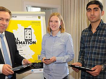Landrat Alexander Tritthart, die Bildungskoordinatorin für Neuzugewanderte, Cornelia Schmidt, und Übersetzer Haitham Mannan haben die "Integreat"-App präsentiert. privat