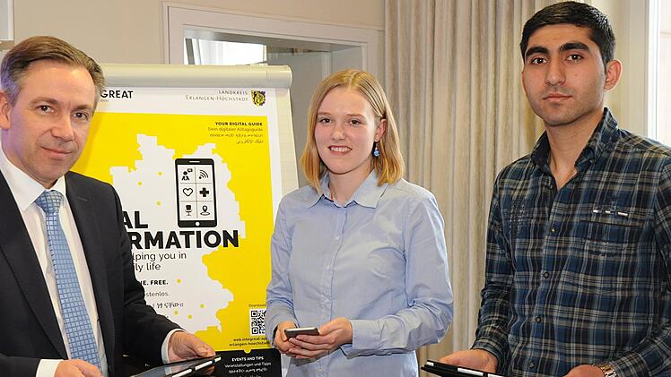 Landrat Alexander Tritthart, die Bildungskoordinatorin für Neuzugewanderte, Cornelia Schmidt, und Übersetzer Haitham Mannan haben die "Integreat"-App präsentiert. privat