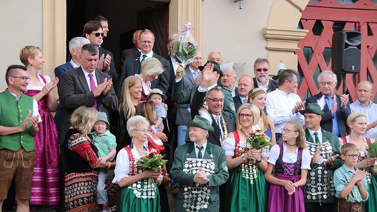 Die Freihandschützen holten ihre Ehrengäste am Sonntagvormittag am Rathaus ab und zogen mit ihnen zum Festplatz.Matthias Eeinwag