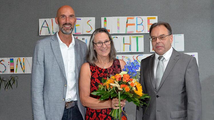 Schulleiter Karl-Heinz Deublein (links) verabschiedete gemeinsam mit Schulrat Harald Bötsch seine bisherige Konrektorin Sybille Hartung in den Ruhestand.