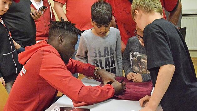 Lizenzspieler Edgar Salli erf&uuml;llte gerne die Autogrammw&uuml;nsche der Fans in Weismain. Foto: Roland Dietz