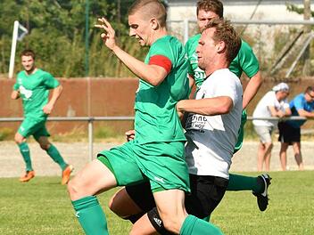 Das verh&auml;ngnisvolle Foul: Der Arnsteiner Manuel Will (links) wird im Laufduell vom Marktzeulner Lukas Engelmann zu Fall gebracht. Der SC-Kapit&auml;n brach sich in dieser Szene das Wadenbein.  Foto: Gunther Czepera