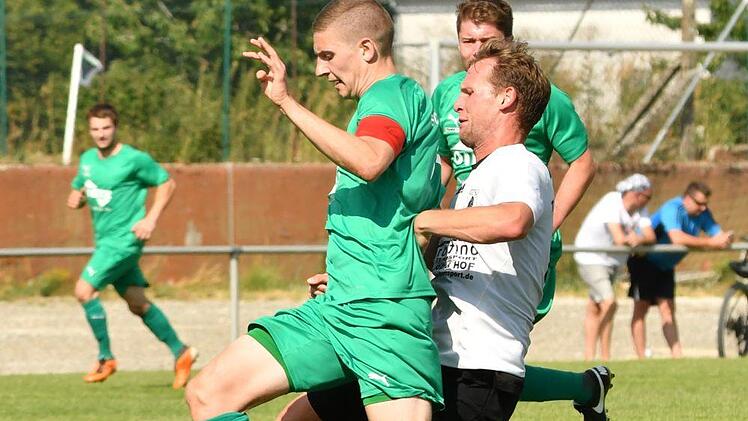 Das verh&auml;ngnisvolle Foul: Der Arnsteiner Manuel Will (links) wird im Laufduell vom Marktzeulner Lukas Engelmann zu Fall gebracht. Der SC-Kapit&auml;n brach sich in dieser Szene das Wadenbein.  Foto: Gunther Czepera