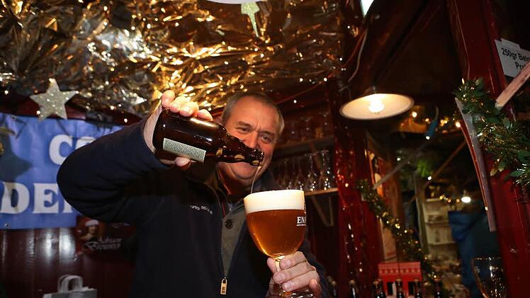Jedes Jahr ein Renner auf dem Coburger Weihnachtsmarkt: In einer Bude der Partnerstadt Oudenaarde wird belgisches Bier verkauft.Barbara Herbst
