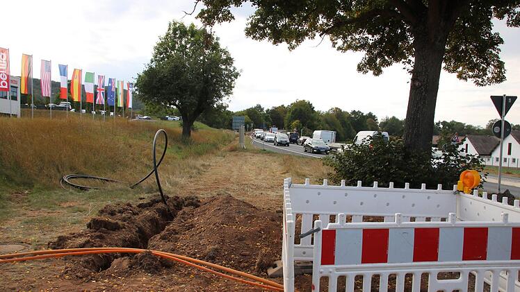 Durch Ampel-Schaltungen oberhalb des Euerdorfer Kreisels kam es in den vergangenen Wochen immer wieder zu Behinderungen. Kommende Woche sollen die Bauarbeiten abgeschlossen werden. Foto: Ralf Ruppert