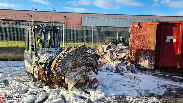 Bamberg: Feuerwehreinsatz am Laubanger - Papiercontainer in Flammen