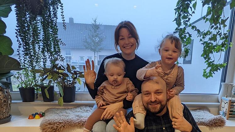 Familie Kaiser: Lisa und Michael mit Ella und Ida. Die Eltern sehen sich als glückliches Paar und tolles Team.