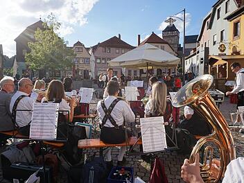Die Weisbacher Musikkapelle spielte bei strahlendem Sonnenschein zum ersten Freitagskonzert des Jahres auf dem Bischofsheimer Marktplatz auf.