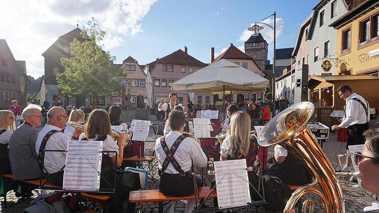 Die Weisbacher Musikkapelle spielte bei strahlendem Sonnenschein zum ersten Freitagskonzert des Jahres auf dem Bischofsheimer Marktplatz auf.