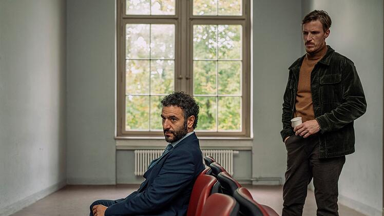 Kriminalhauptkommissar Moritz Herbst (Golo Euler, rechts) befragt den verd&auml;chtigen Rechtsanwalt Theo Dabring (Mohamed Achour).