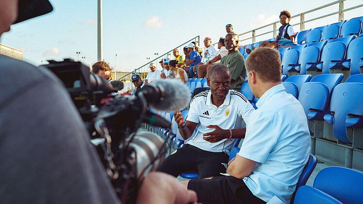 Fu&szlig;ball-Zwerg gegen vierfachen Weltmeister: Thomas Hitzlsperger (rechts) trifft den Pr&auml;sidenten des Fu&szlig;ballverbands von Cura&ccedil;ao, Gilbert Martina, bei einem Ligaspiel vor Ort.