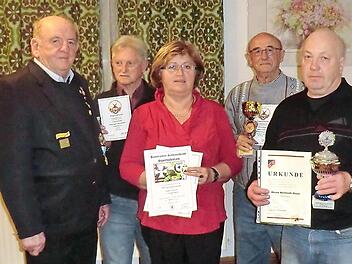 Erfolgreiche Schützen: KSK-Vorsitzender Gerhard Heilmann (links) zeichnete (von links) Karl Heinz Ziegler, Betty Vogler-Bernhardt, Ernst Wald und Helmuth Hauk aus.  Foto: Günther Straub