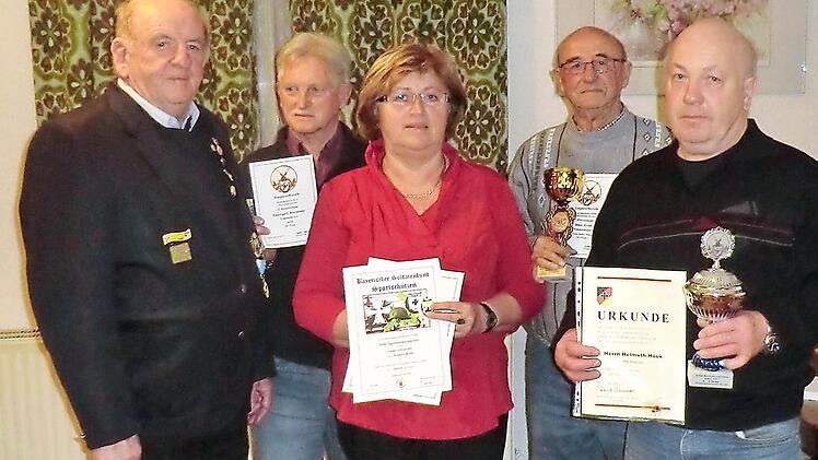 Erfolgreiche Schützen: KSK-Vorsitzender Gerhard Heilmann (links) zeichnete (von links) Karl Heinz Ziegler, Betty Vogler-Bernhardt, Ernst Wald und Helmuth Hauk aus.  Foto: Günther Straub