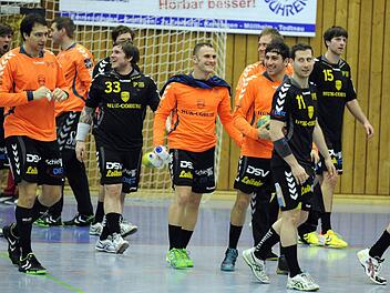 Beste Laune nach getaner Arbeit. Die HSC-Spieler (von links): Till Riehn, Jiri Vitek, Oliver Krechel, Steffen Coßbau (verdeckt); Philipp Seitle, Ronny Göhl, Haward Martinsen, Haik Karapetjan, Sebstian Kirchner und Tomas Riha. Foto: Neithard Schleier