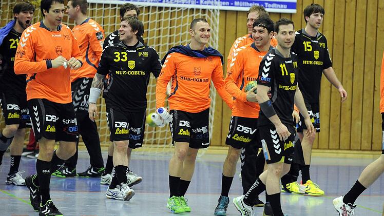 Beste Laune nach getaner Arbeit. Die HSC-Spieler (von links): Till Riehn, Jiri Vitek, Oliver Krechel, Steffen Coßbau (verdeckt); Philipp Seitle, Ronny Göhl, Haward Martinsen, Haik Karapetjan, Sebstian Kirchner und Tomas Riha. Foto: Neithard Schleier