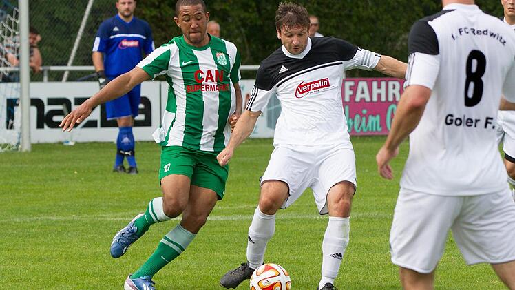 Früh machten die Gäste aus Nürnberg Druck auf die Redwitzer Abwehrspieler. Hier greift Richard Vidal Camejo (links) Christian Goller von hinten an. Foto: Heinrich Weiß