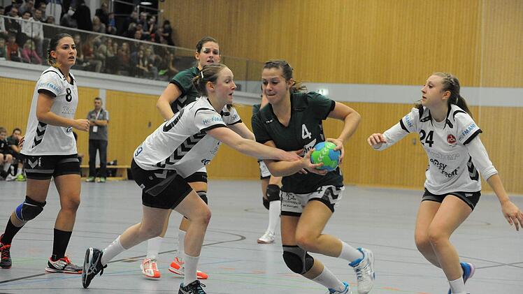 Szene aus dem Spiel der SG Garitz/Nüdlingen (grüne Trikots) gegen den 1. FC Nürnberg). Foto: Hopf