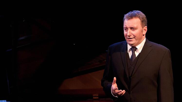 Martin Trepl gestaltete eine Liederabend in der Coburger Reithalle.Foto; Jochen Berger