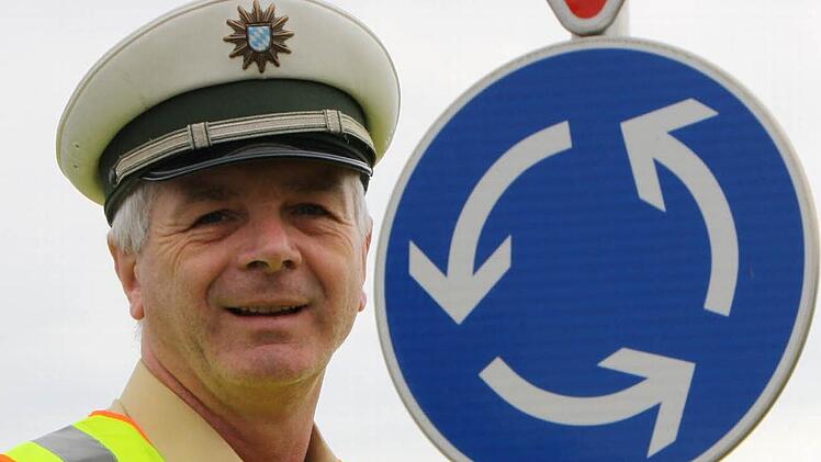 Olaf Gräf von der Bad Kissinger Polizei mit dem Kreisel-Schild. Foto: Ralf Ruppert
