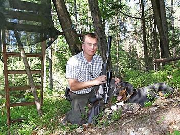 Erich Daum will mit dem neuen Schalldämpfer auch auf seinen Jagdhund Rücksicht nehmen.  Fotos: Mathias Erlwein
