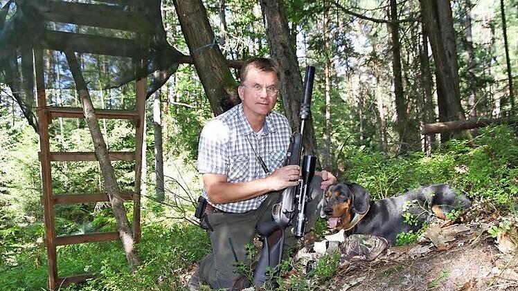 Erich Daum will mit dem neuen Schalldämpfer auch auf seinen Jagdhund Rücksicht nehmen.  Fotos: Mathias Erlwein