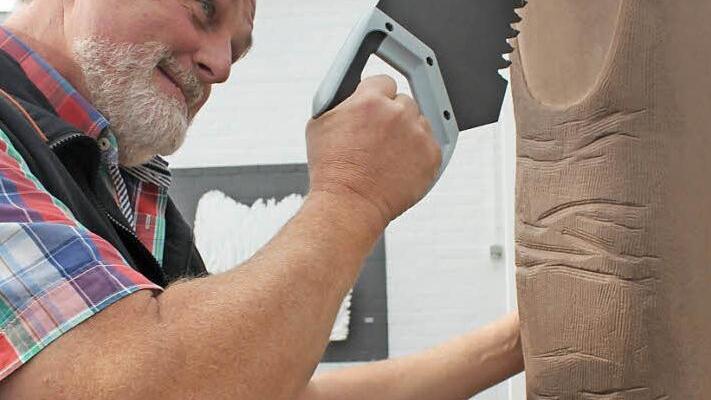 Ulf Eggert mit einer seiner Plastiken, die noch in seinem Atelier in Eichelsee bei Bad Staffelstein entstanden.