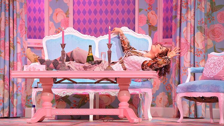 Szene aus der Neuinszenierung von Otto Nicolais "Die lustigen Weiber von Windsor" am Landestheater Coburg. Foto: Andrea Kremper