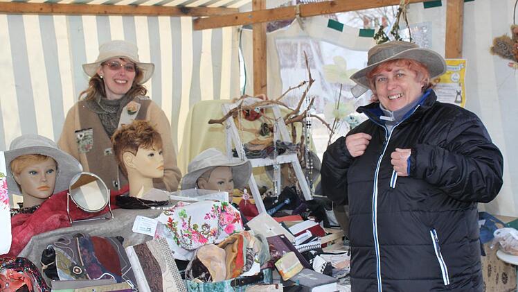 Auf dem Markt gab es auch Hüte zu kaufen Foto: Carmen Schwind
