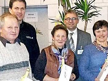 Geehrt wurden die Betriebshelfer v. l. Rudolf Freitag, Gerlinde Jacob, Inge Amberg; hinten r. Frank Menzner und Holger Heymann. Foto: eh