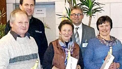 Geehrt wurden die Betriebshelfer v. l. Rudolf Freitag, Gerlinde Jacob, Inge Amberg; hinten r. Frank Menzner und Holger Heymann. Foto: eh