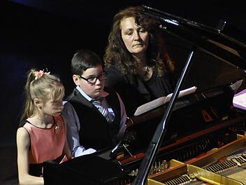Kleine Meister am Klavier sind die Zwillinge Kira und Max Gotwich, die mit ihrer Musiklehrerin einen musikalischen Spaziergang durch den Luitpoldpark unternahmen.  Fotos: Peter Klopf