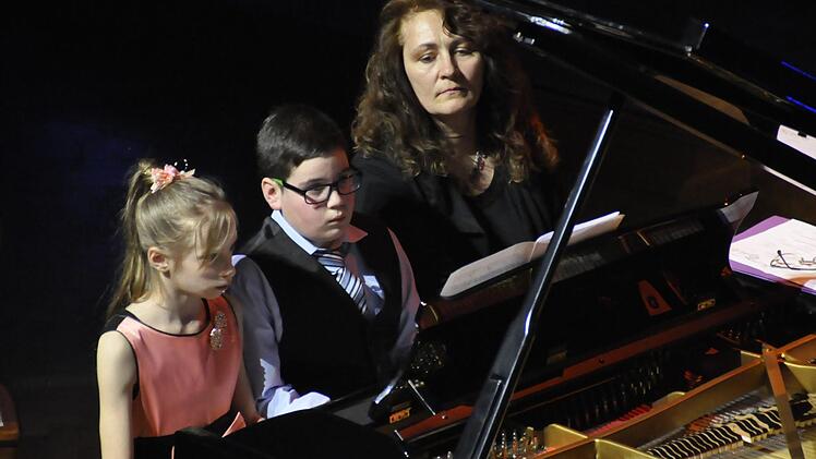Kleine Meister am Klavier sind die Zwillinge Kira und Max Gotwich, die mit ihrer Musiklehrerin einen musikalischen Spaziergang durch den Luitpoldpark unternahmen.  Fotos: Peter Klopf