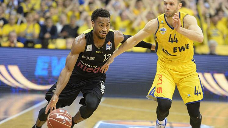 Trey Lewis zieht am Oldenburger Vaughn Duggins vorbei. Foto: Peter Mularczyk