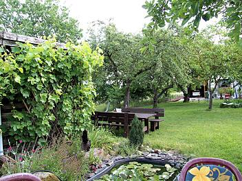 Überall im Garten der Hofmanns gibt es Sitzgelegenheiten. Foto: Richard Sänger