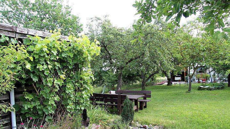 Überall im Garten der Hofmanns gibt es Sitzgelegenheiten. Foto: Richard Sänger