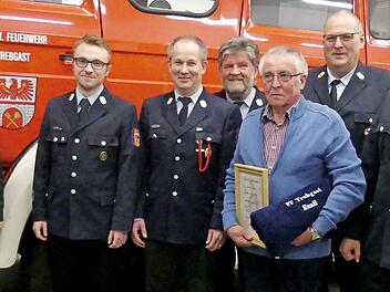 Geehrte und Offizielle bei der Trebgaster Feuerwehr (von links): Bürgermeister Werner Diersch, Vorsitzender Andre Stöcker, stellvertretender Kommandant Jochen Lauterbach, Kreisbrandmeister Wolfgang Kunert, Ehrenvorsitzender Emil Lauterbach, Kreisbrandrat Stefan Härtlein und Kommandant Christian Diersch. Foto: Dieter Hübner