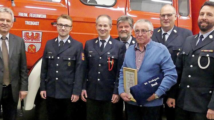 Geehrte und Offizielle bei der Trebgaster Feuerwehr (von links): Bürgermeister Werner Diersch, Vorsitzender Andre Stöcker, stellvertretender Kommandant Jochen Lauterbach, Kreisbrandmeister Wolfgang Kunert, Ehrenvorsitzender Emil Lauterbach, Kreisbrandrat Stefan Härtlein und Kommandant Christian Diersch. Foto: Dieter Hübner