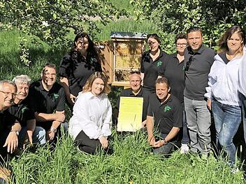 Der Vorstand des OGV Eicha zusammen mit der Familie Geisthardt und Bürgermeister Martin Finzel (Dritter von rechts) am geöffneten Bienenschaukasten  Foto: Peter Griebel