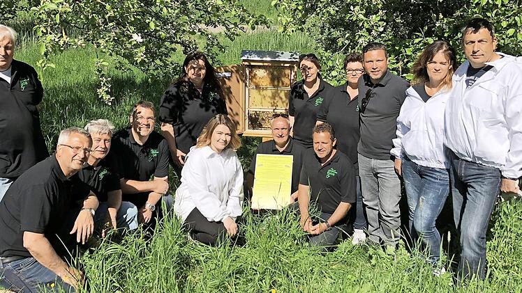Der Vorstand des OGV Eicha zusammen mit der Familie Geisthardt und Bürgermeister Martin Finzel (Dritter von rechts) am geöffneten Bienenschaukasten  Foto: Peter Griebel