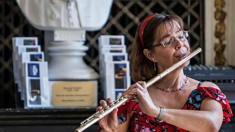 Schwebende Flötenklänge: Angelika Stirner-Ebert beim "Concert for Kids" im Coburger Landestheater.Foto: Jochen Berger