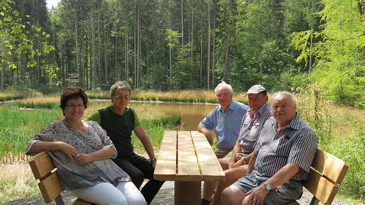 Lädt zum Verweilen ein: Die neue Sitzgruppe am Hurlacher See. (von links) Bürgermeisterin Patricia Schießer, Revierleiter Anton Goss, Erich Schießer (Vorsitzender OGV) Walter Zöller und Manfred Mußmächer, vom Rhönklub-Zweigverein Garitz testen sie schon mal.Doris Bauer