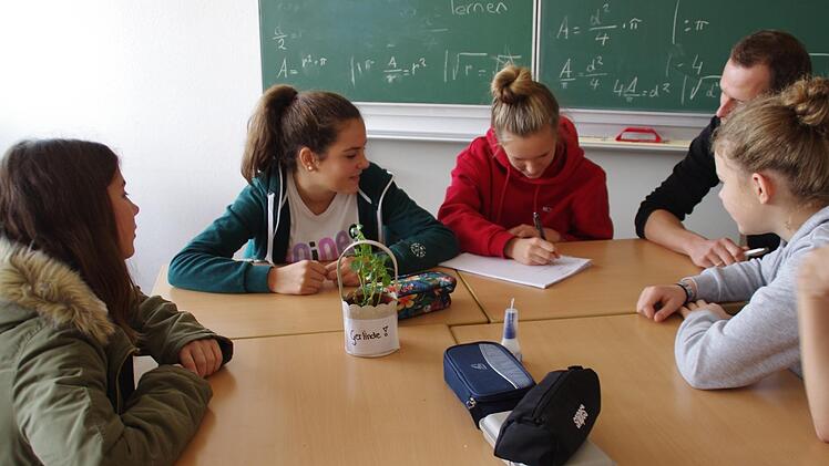 Die Schülerinnen Loreen, Klara, Sophie und Lina sprechen mit Lehrer Marco Hofmann über ihre Ideen und Planungen. Foto: Marco Meißner