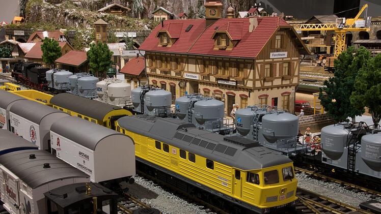 Die Eisenbahn-Ausstellung in der Kaiserpfalz zeigt ein Winterparadies mit Eisenbahnen, und historischen Lokomotiven. Fotos: Josef Hofbauerund