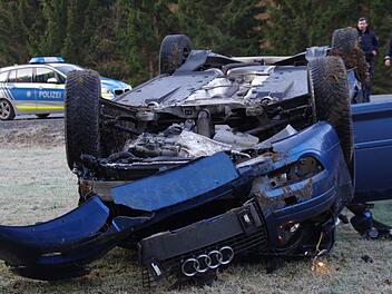 Das Unfallfahrzeug blieb nach dem Überschlag einige Meter von der Kreisstraße 3 entfernt auf einer Wiese liegen. Foto: Marco Meißner